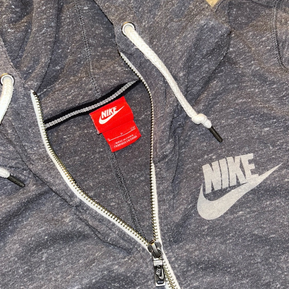 Nike - Picture 4 of 5